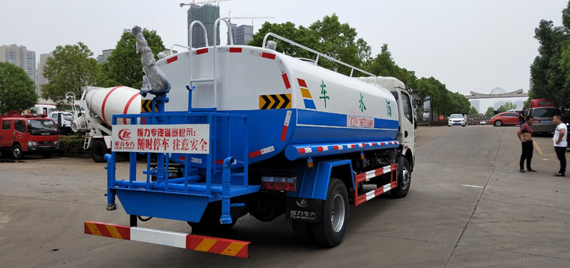東風多利卡8-9噸灑水車 東風多利卡8-9噸灑水車