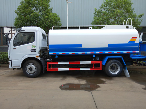 東風(fēng)灑水車 東風(fēng)灑水車