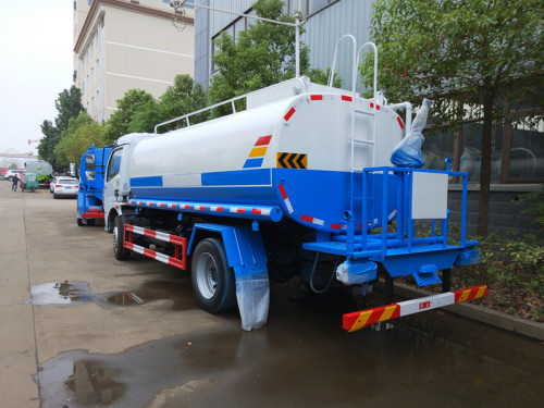東風(fēng)灑水車 東風(fēng)灑水車