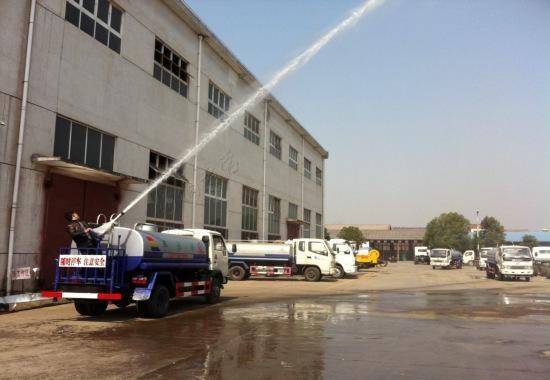 枯草引發(fā)火災(zāi),環(huán)衛(wèi)車灑水車緊急救援現(xiàn)場 枯草引發(fā)火災(zāi),環(huán)衛(wèi)車灑水車緊急救援現(xiàn)場