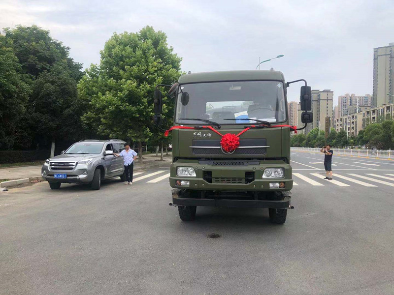 東風六驅灑水車 東風六驅灑水車