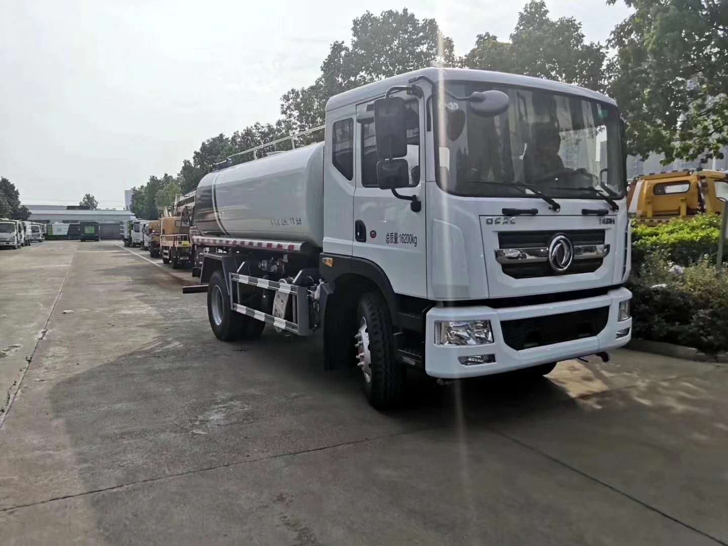 買灑水車要多少錢?全面了解灑水車價(jià)格與選購要點(diǎn) 買灑水車要多少錢?全面了解灑水車價(jià)格與選購要點(diǎn)