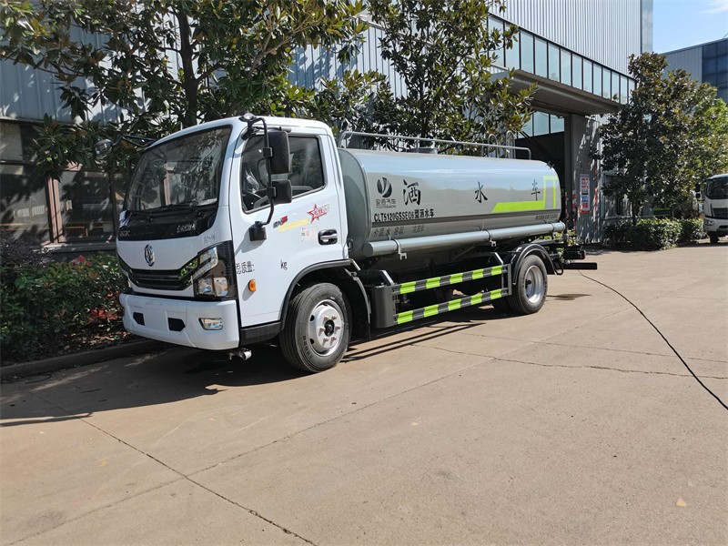 綠化工程灑水車廠家在環境保護與城市美化中的重要作用 綠化工程灑水車廠家在環境保護與城市美化中的重要作用