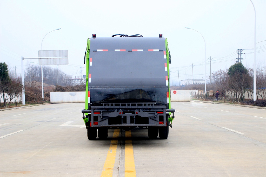 東風(fēng)天錦壓縮式垃圾車
