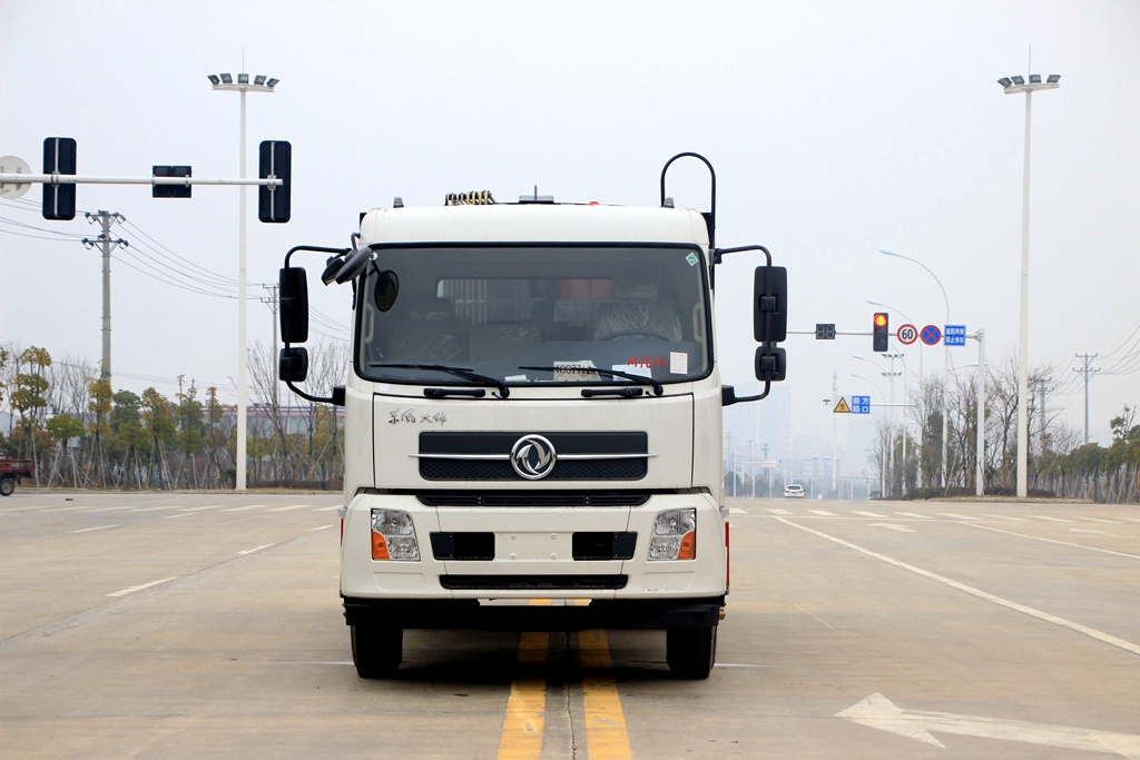 東風(fēng)天錦壓縮式垃圾車