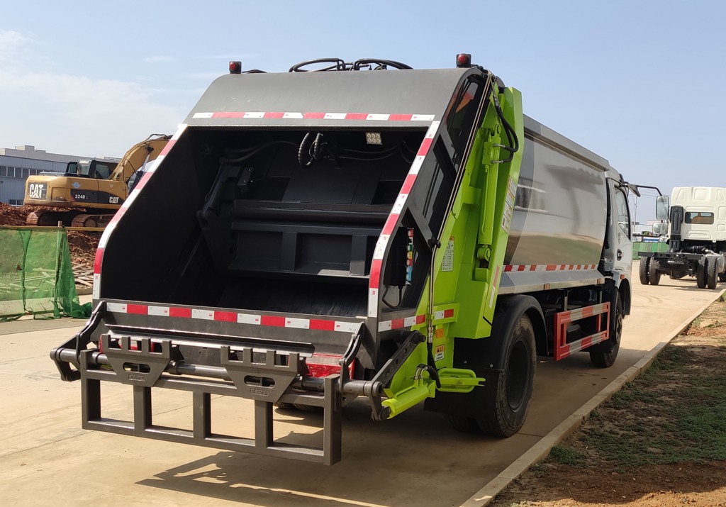 東風福瑞卡壓縮垃圾車