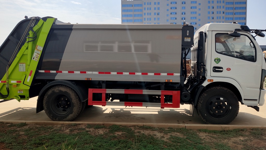 東風福瑞卡壓縮垃圾車