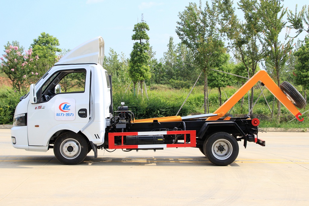 東風途逸勾臂垃圾車