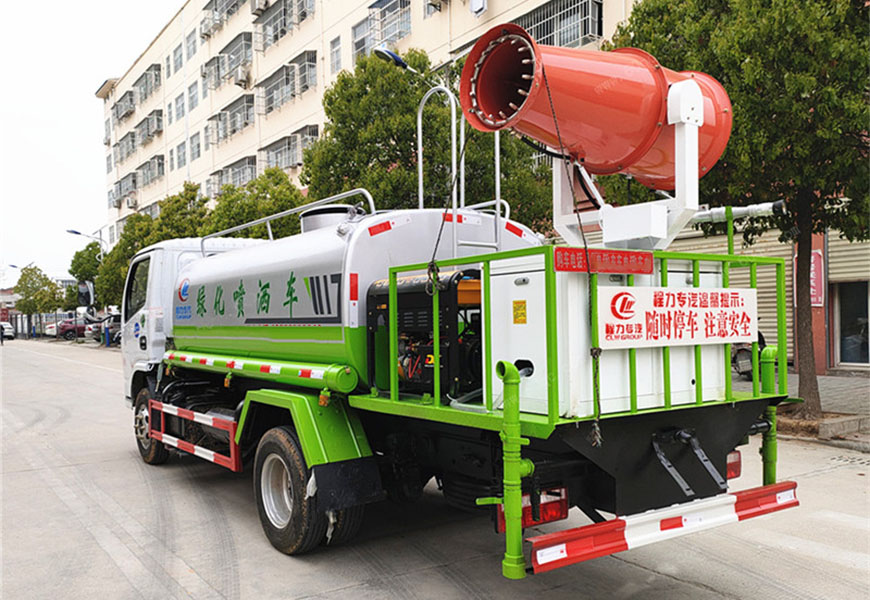 東風(fēng)福瑞卡5方灑水車后方展示圖