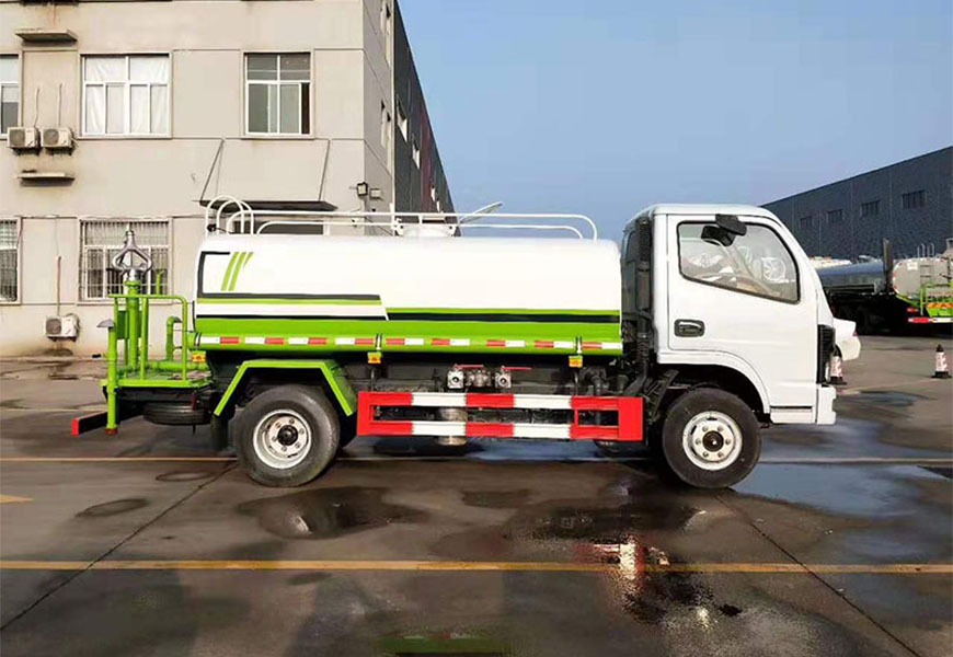 東風福瑞卡5方灑水車側方展示圖